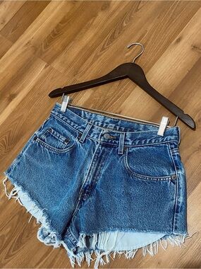 VINTAGE LEVI’S diy cut off raw hem shorts size 28
